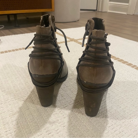 Steve Madden Raglin Heeled Leather Booties in Stone (Size 8.5) - Picture 9 of 10